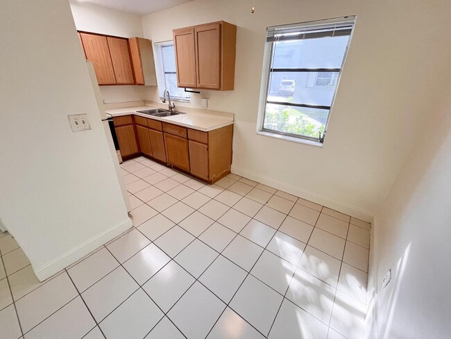 Building Photo - 1021 NE 8th Ave