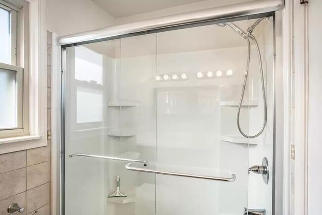 Building Photo - 4980 Ainsley Ave