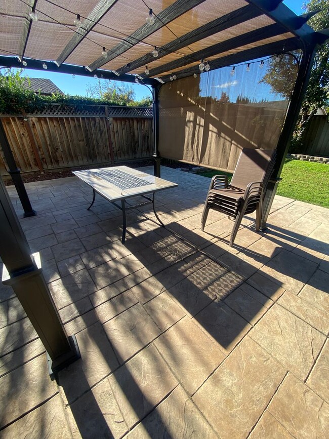 Building Photo - Upgraded 4 bed 2.5 bath home in San Jose. This is a must see!