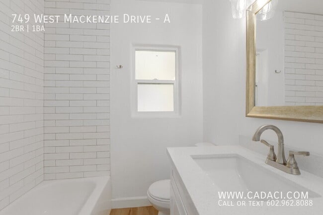 Building Photo - 749 W MacKenzie Dr