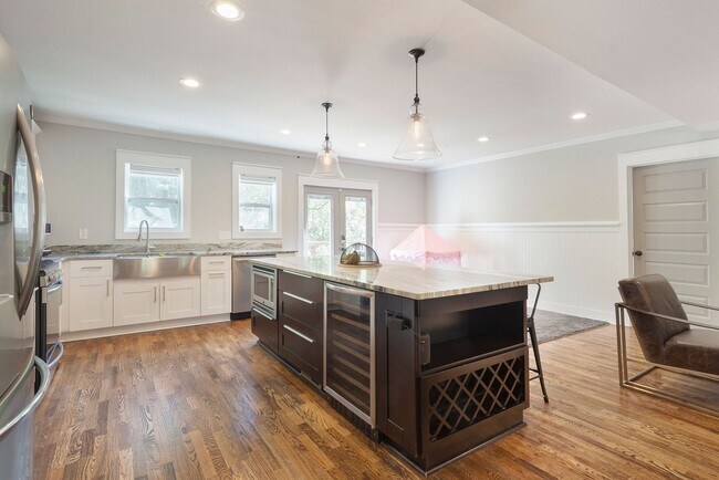 Building Photo - Gorgeous 4/3.5 w/ Bedroom on Main & Large,...