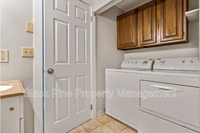 Building Photo - 404 Mountain View Dr