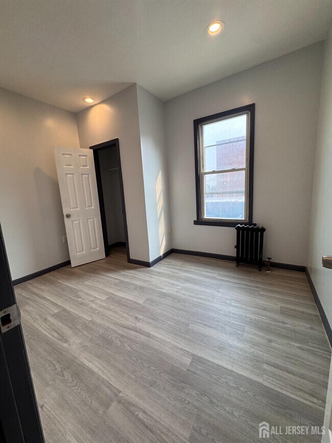 Building Photo - 211 N 13th St