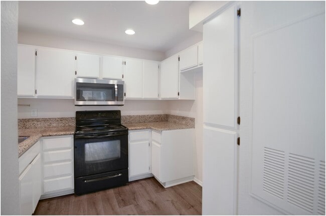 Building Photo - 1 Bedroom Condo - Ritz Pointe!