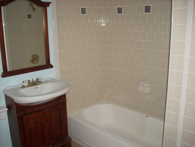 Building Photo - 274 Floss Ave