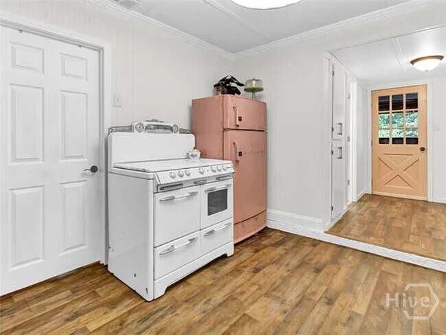 Building Photo - 304 E Fourth St