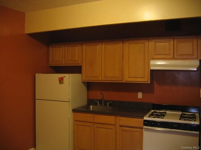 Building Photo - 221 E 18th St