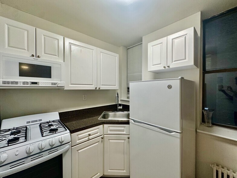 Building Photo - 953 Amsterdam Ave