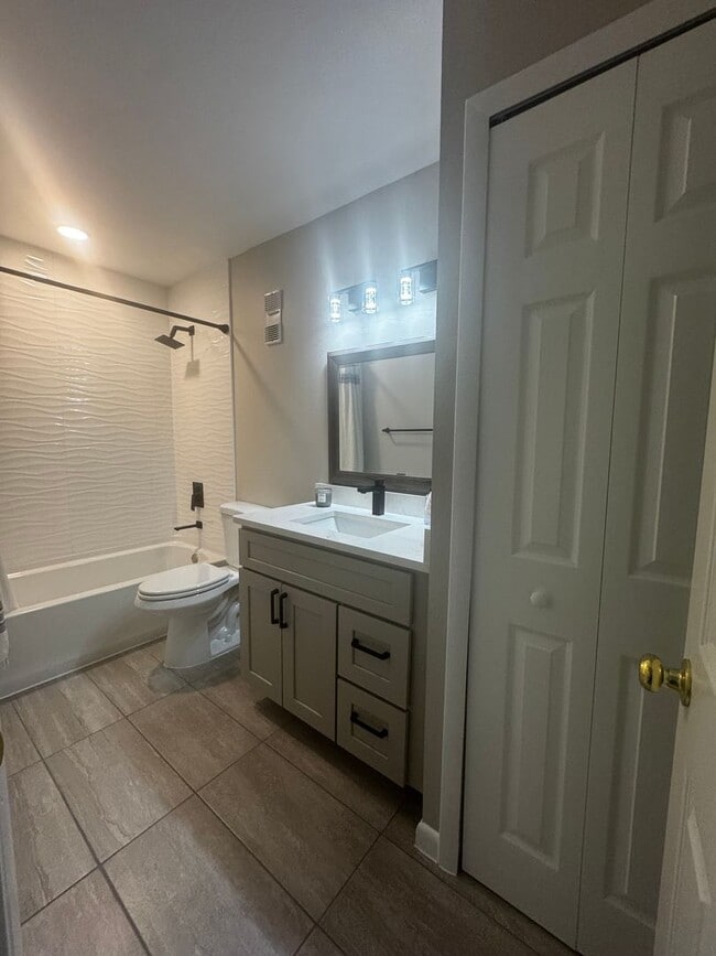 Building Photo - Spacious & Beautifully Updated Townhome in a Prime Location!