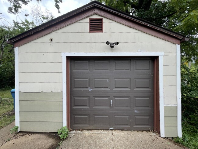 Building Photo - Welcoming 4-Bed Home with Finished Basemen...