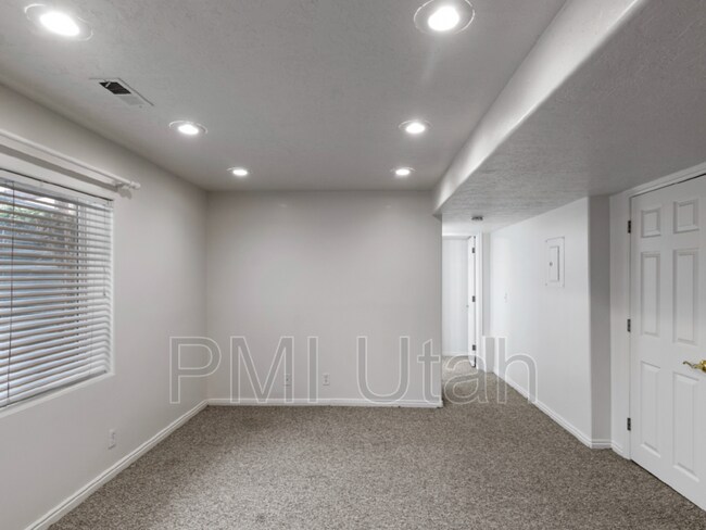Building Photo - 3211 S 945 E