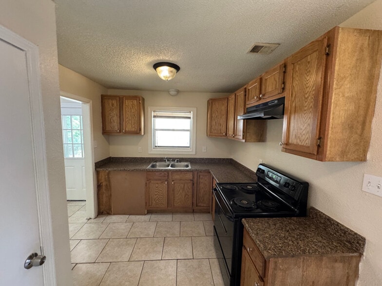 Building Photo - 4187 Falcon Dr
