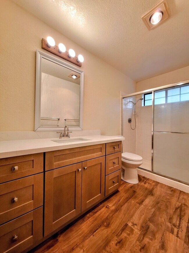 Building Photo - Refurbished Condo on 1st Floor With Laundry, Patio, Garage; Next to Pool!