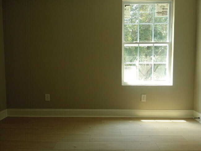 Building Photo - 326 Sherman Dr