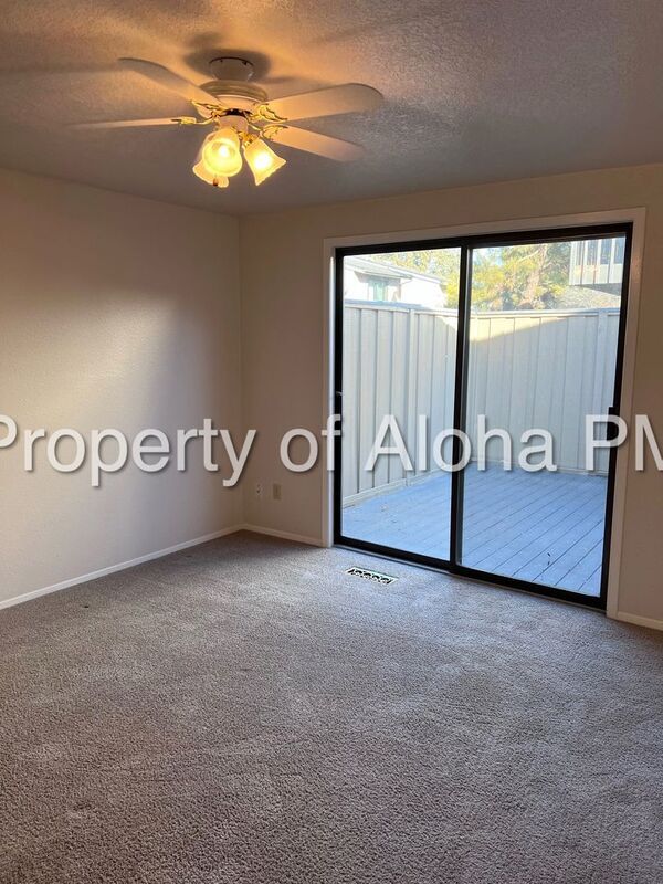 Building Photo - 885 Camelot Dr