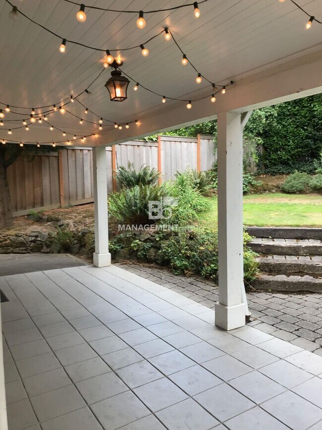 Building Photo - 2741 SW Old Orchard Rd