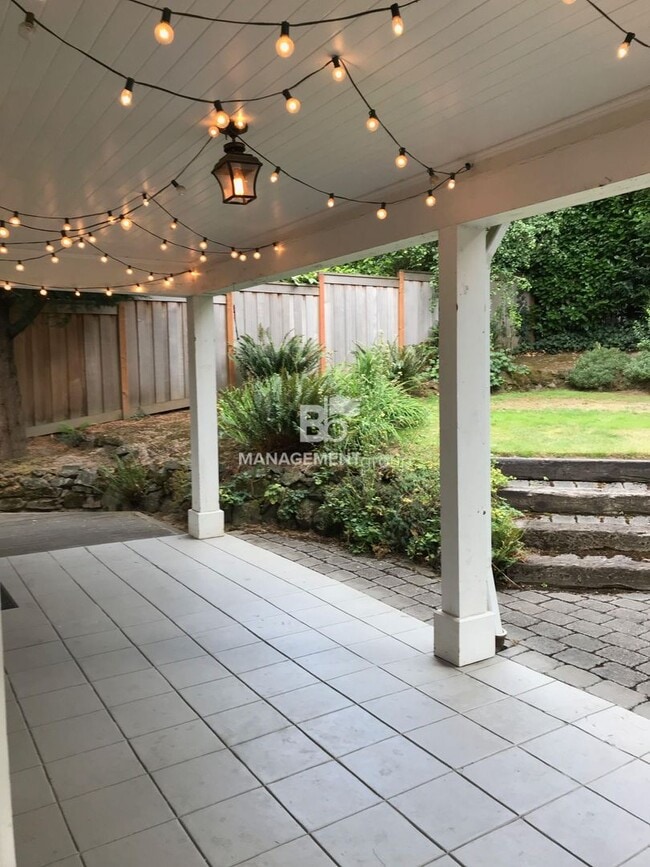 Building Photo - Portland Heights- Beautiful Home loaded with Character & Charm-Updated Kitchen- Spacious Yard