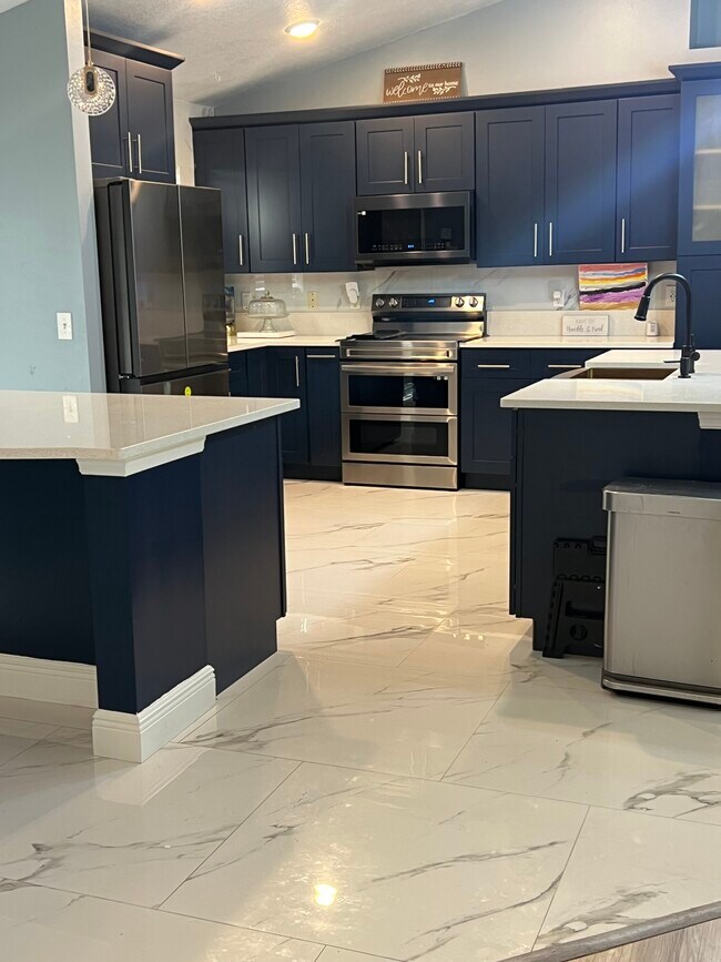 Building Photo - 701 SW Sarazen Ave