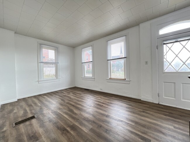 Building Photo - 621 E 24th St