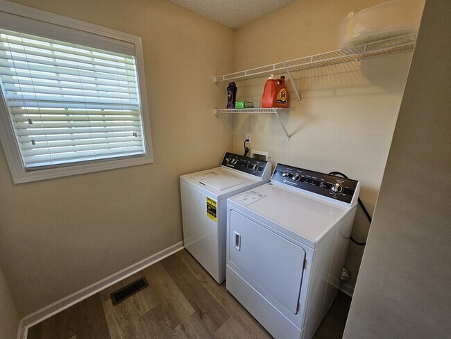 Building Photo - Furnished Mid Term rental