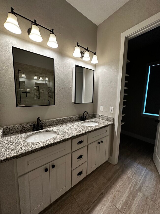 Building Photo - 201 W Hiawatha St