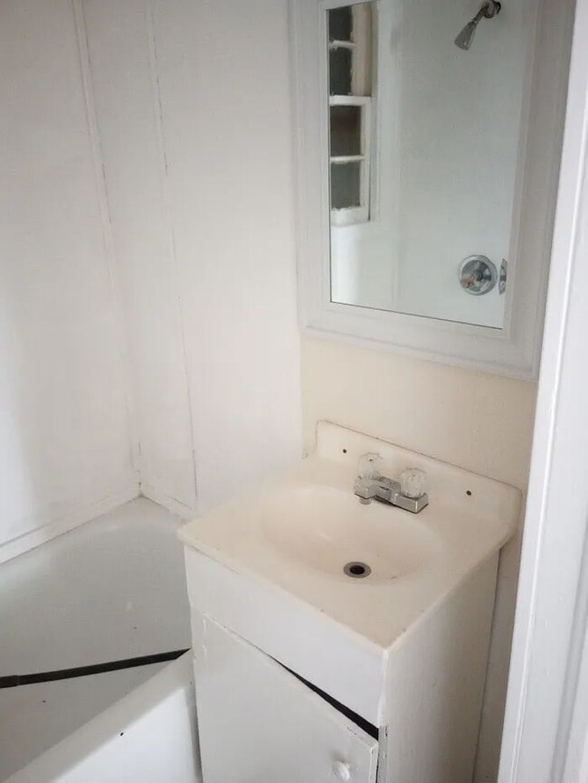 Building Photo - 98 Camp Cir