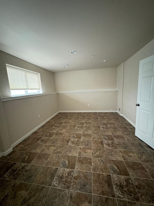 Building Photo - Spacious Duplex in Badger Mountain South
