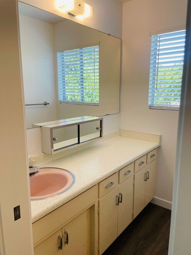 Building Photo - 2/1 rear unit in Land Park