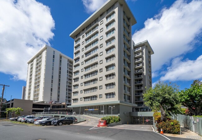 Building Photo - $2400 / 2 BD, 1 BA, 1 parking Condo in Hon...