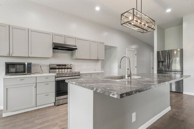 Building Photo - Modern Comfort on 1 Acre in Coweta – Available Now!