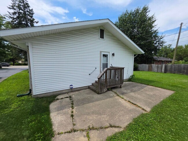 Building Photo - 3BR/2BA/2CarGarage Only A Few Minutes From Everything! Ask About Our Move-In Special!