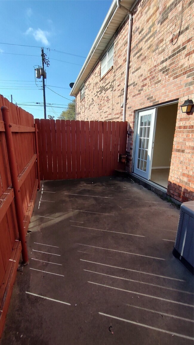 Building Photo - 4513 1/2 Bernardo De Galvez Ave