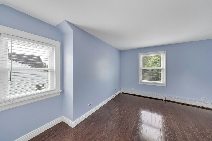 Building Photo - 44 E Spring Valley Ave