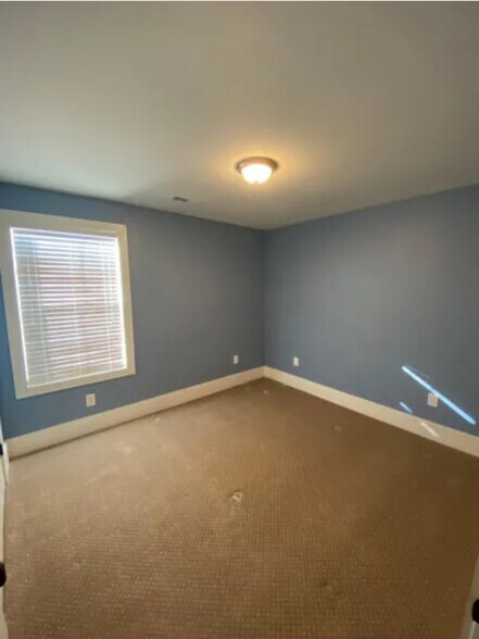 Upstairs bedroom - 22 Twin Oaks Dr