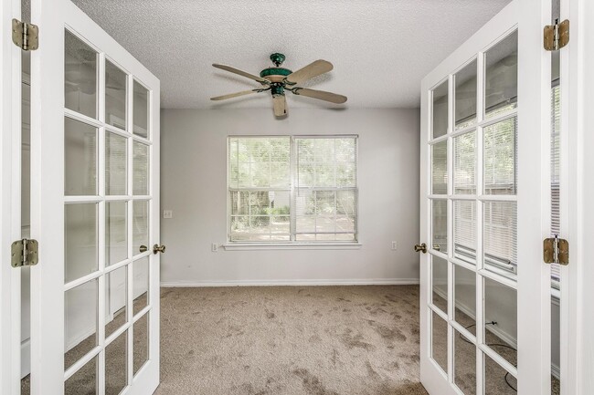 Building Photo - Adorable two-bedroom home with bonus room