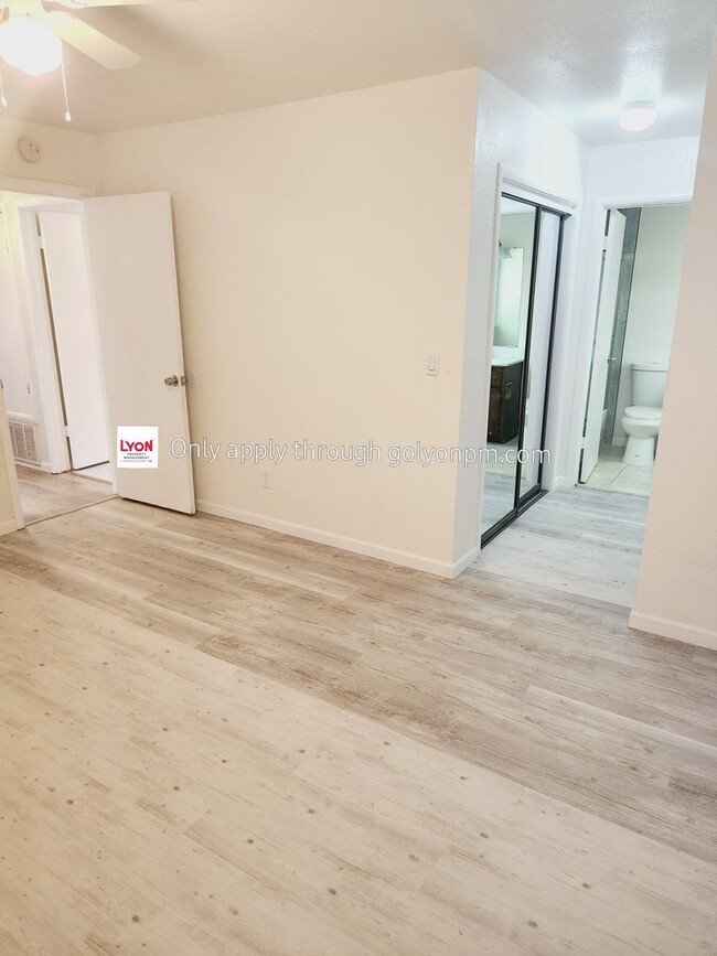 Building Photo - Renovated Halfplex! - Available Now!!