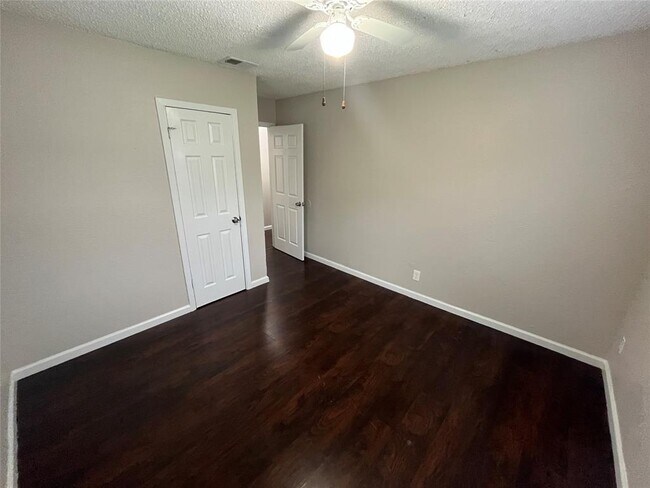 Building Photo - 8418 Grovecrest Dr