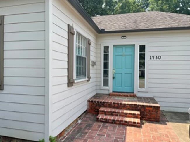 Building Photo - Charming and Remodeled 2 bedroom, 1 Bath within walking distance to everything on Brookside!