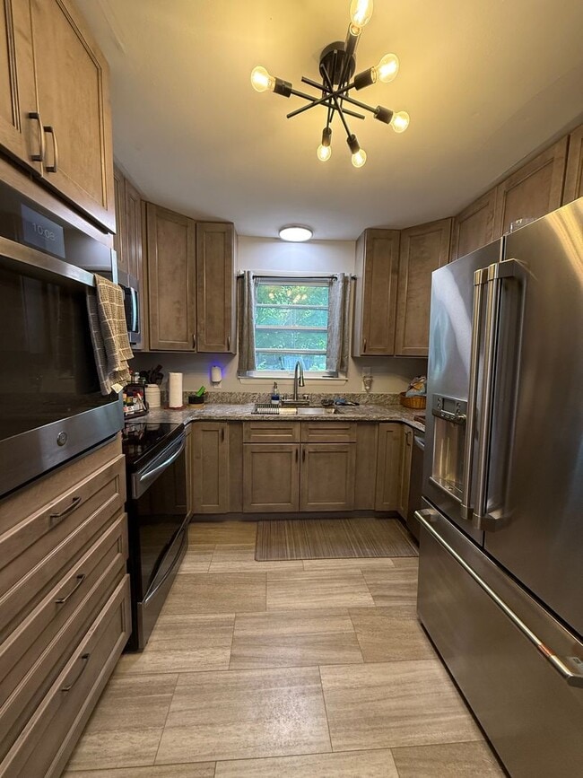 Building Photo - 3 bedrooms- 1.5 bath home