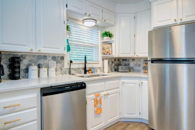 Building Photo - Remodeled Detached Cottage with Fenced Yard! Pet Friendly!