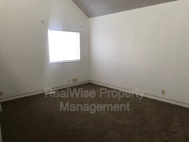 Building Photo - 536 Tulipan Way