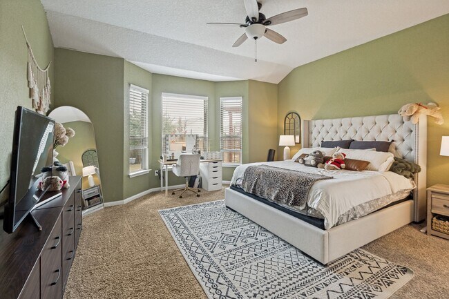 Building Photo - BEAUTIFUL 4-BEDROOM HOME IN NORTHEAST CROSSING