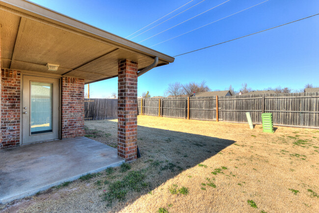 Building Photo - Spacious 3-Bedroom Duplex with Fenced Yard...