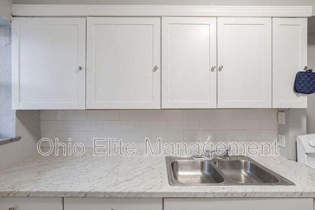 Building Photo - 987 Lilley Ave