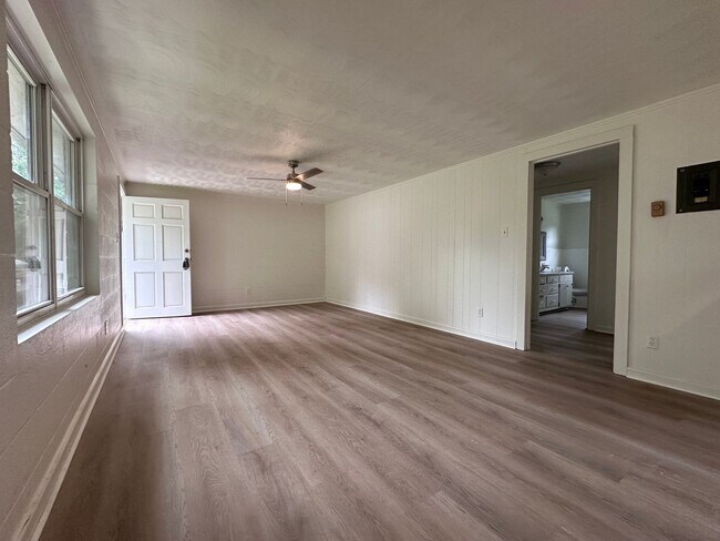 Building Photo - For Rent – $1,200/month | 2 Bed | 1 Bath