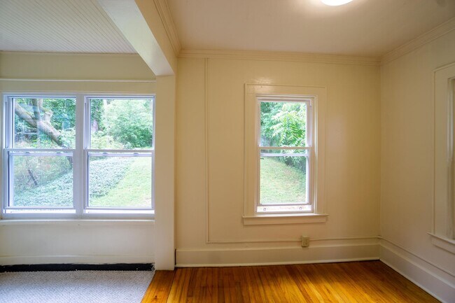 Building Photo - Single Family Home with Enclosed Front Por...