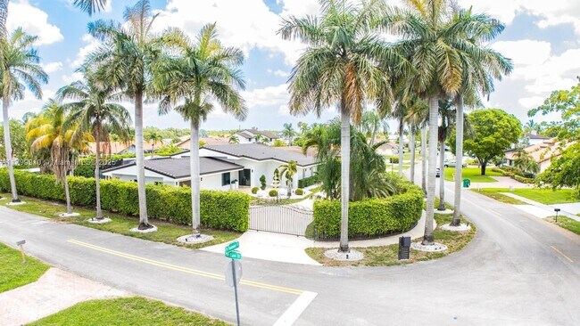 Building Photo - 7345 N Oakmont Dr