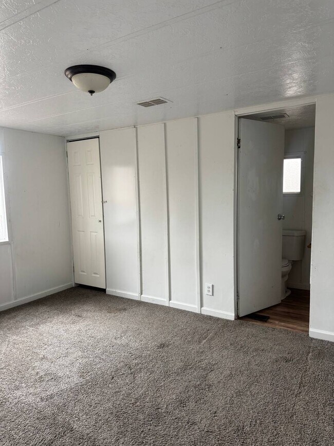 Building Photo - SALINA RENTALS - TRLR #6