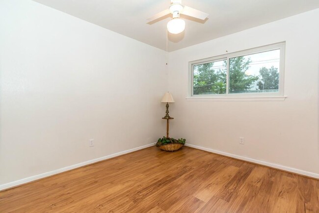 Building Photo - 805 Thornwood Dr