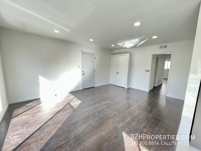 Building Photo - Newly Renovated Modern 2 Bedroom 2 Bathroo...